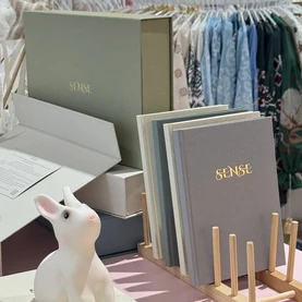 Меморі бокс і книги SENSE на полиці магазину-партнера
