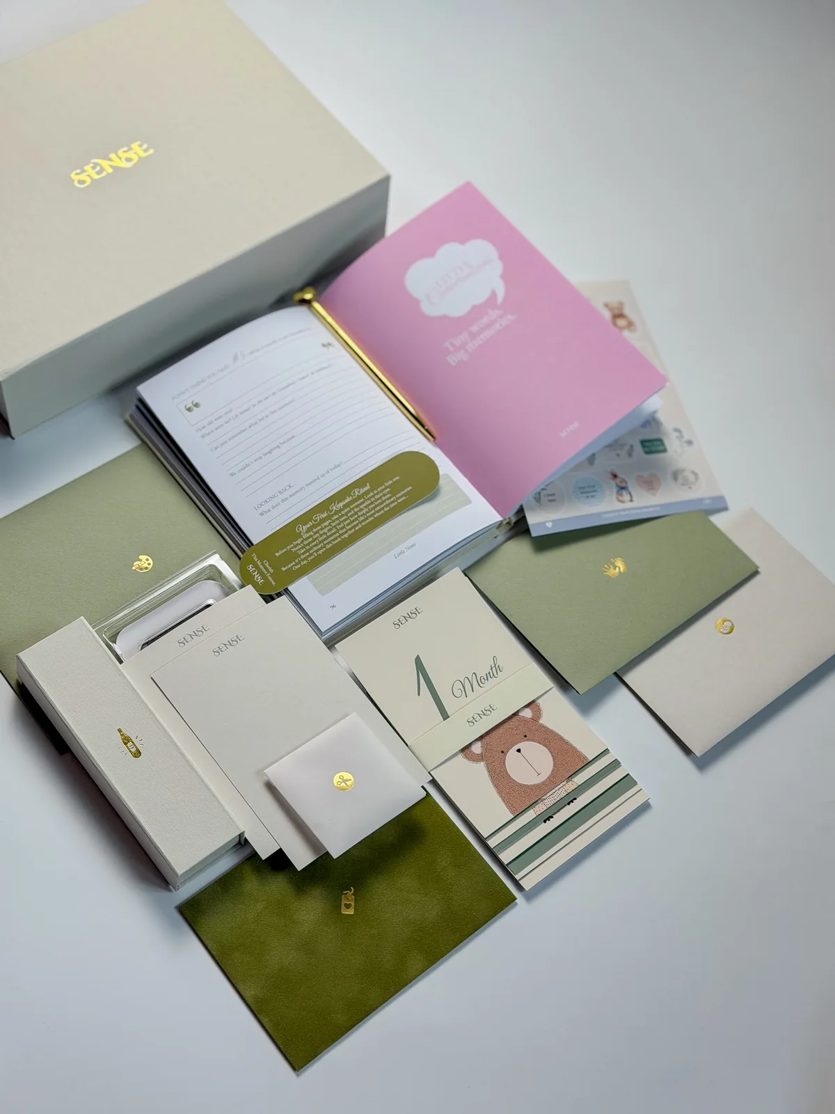 Contents of the cream baby memory box: the English-edition book, month cards and stickers