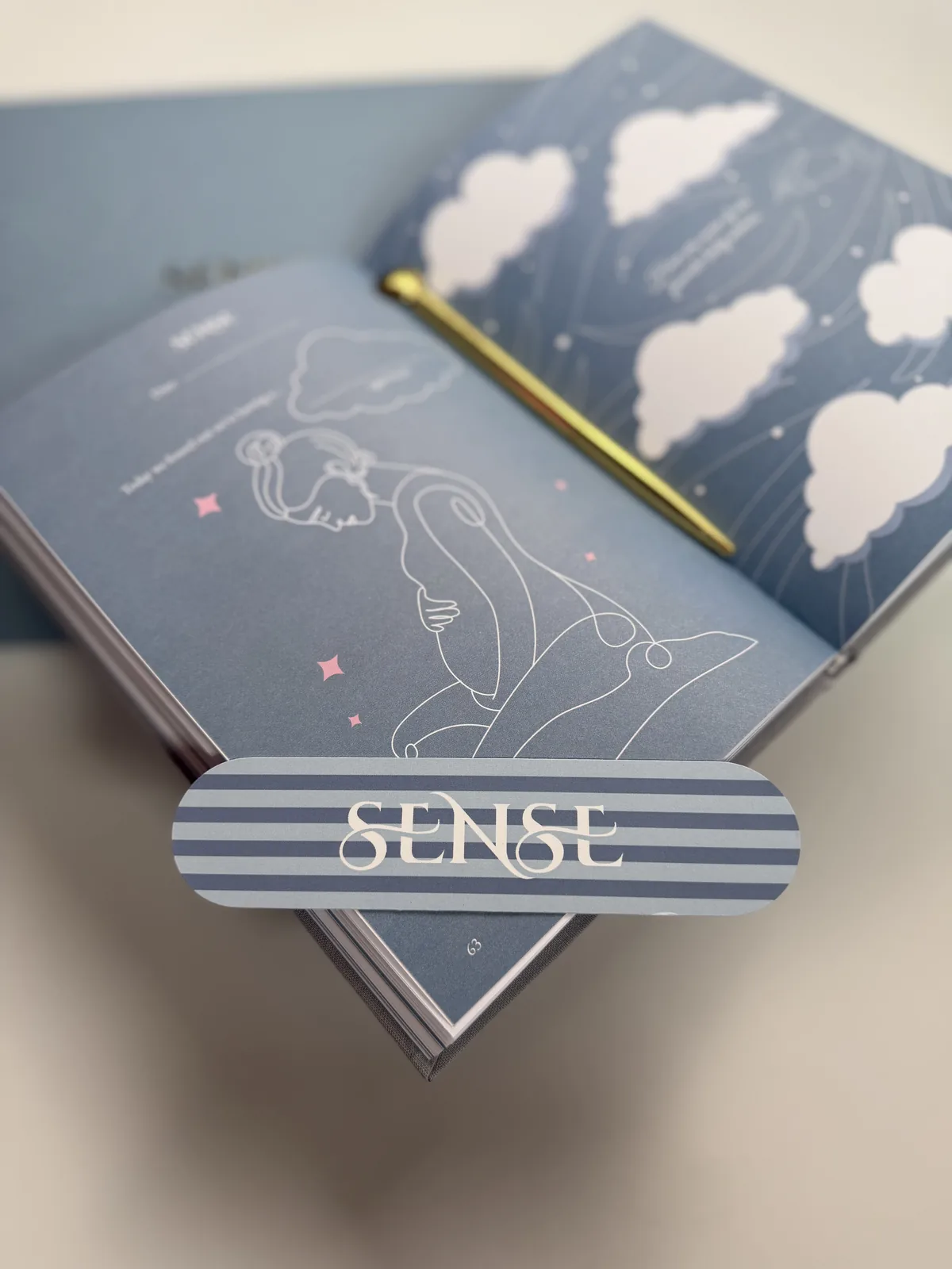 Spread of the English-edition pregnancy journal with a cloud illustration